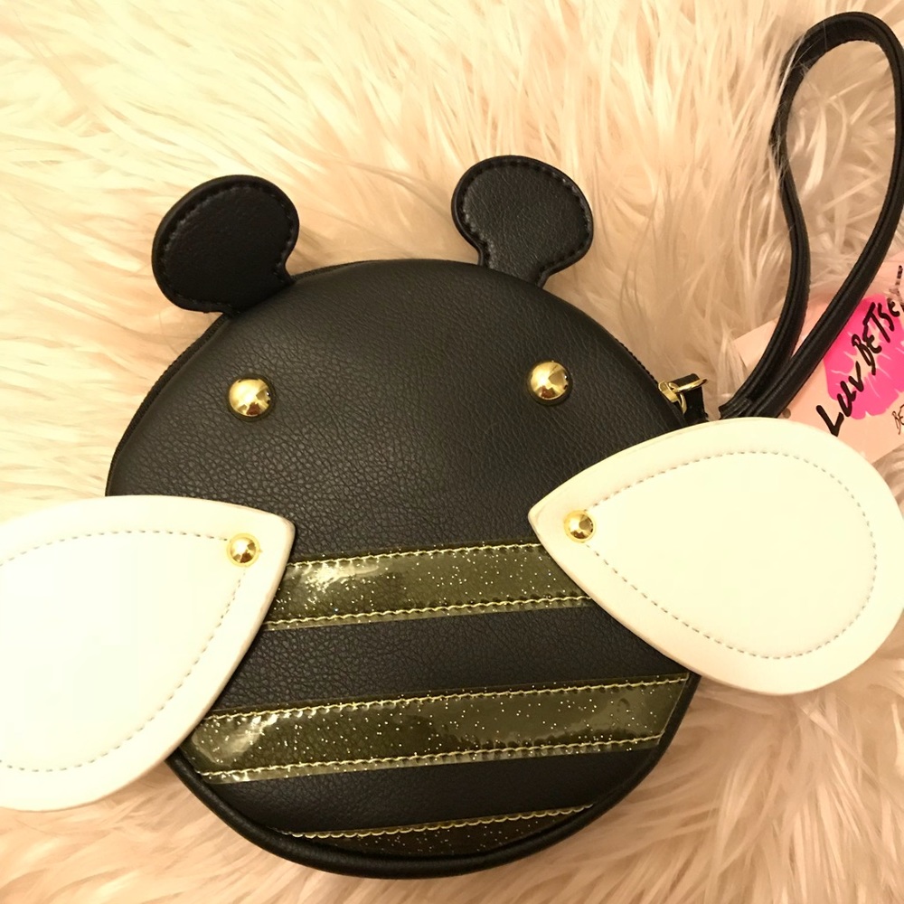Bee wristlet 🐝